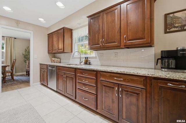 3900 N HARMON Avenue, Peoria, IL 61614