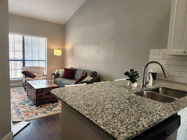 4800 W Lovers Lane, Dallas, TX 75209