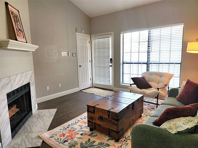 4800 W Lovers Lane, Dallas, TX 75209