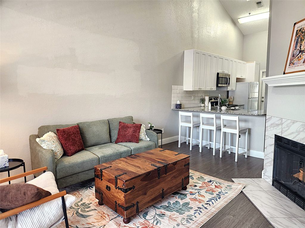 4800 W Lovers Lane, Dallas, TX 75209