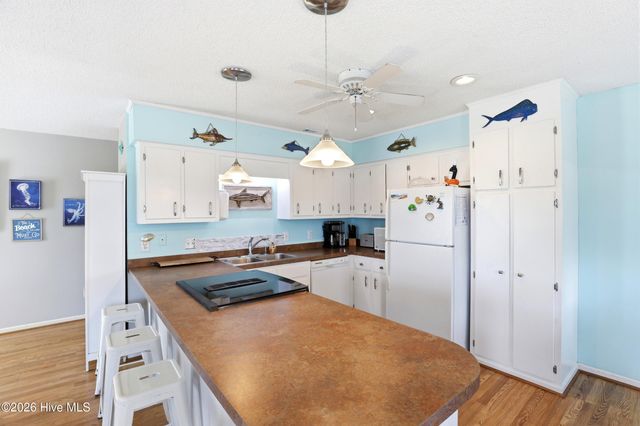 315 Brunswick Avenue W, Holden Beach, NC 28462