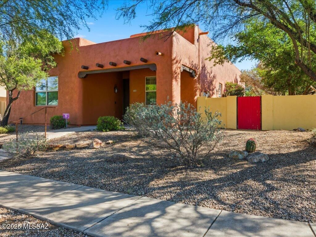 Image 1 of property listing at 10380 E Roylstons Lane, Tucson, AZ 85747