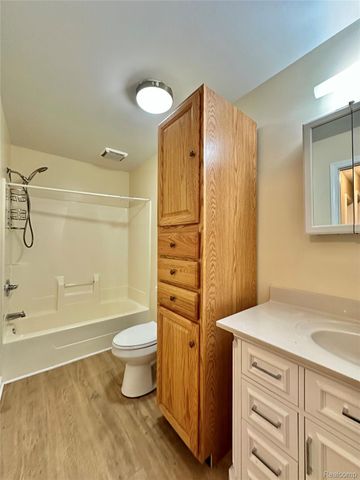 2146 N Center Road, Burton, MI 48509