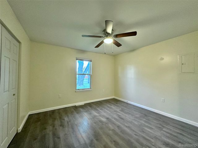 2146 N Center Road, Burton, MI 48509