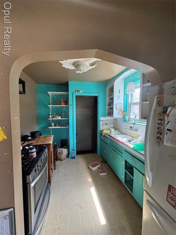 6884 Memorial Avenue, Detroit, MI 48228