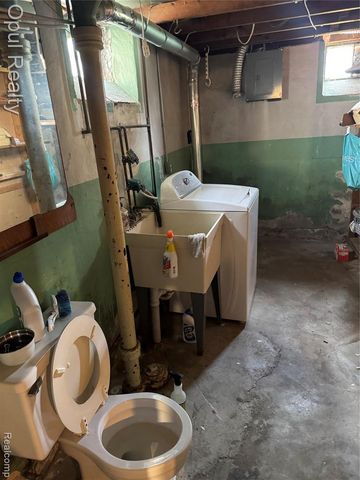 6884 Memorial Avenue, Detroit, MI 48228