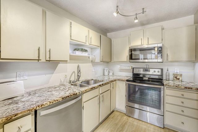 7601 W 101st Street 312, Bloomington, MN 55438