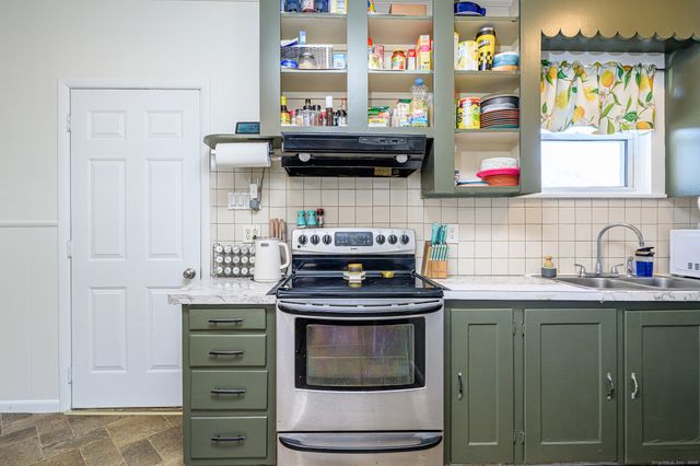 33 Railroad Avenue, Plainfield, CT 06374