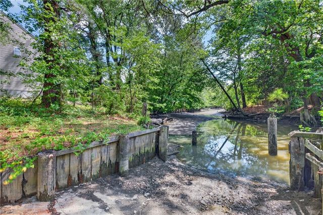 2800 Meadow Wood DR E, Chesapeake, VA 23321