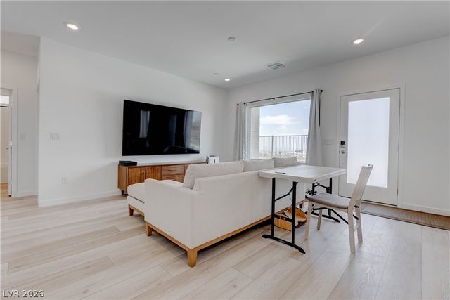 904 Kings Cliff Lane, Las Vegas, NV 89138