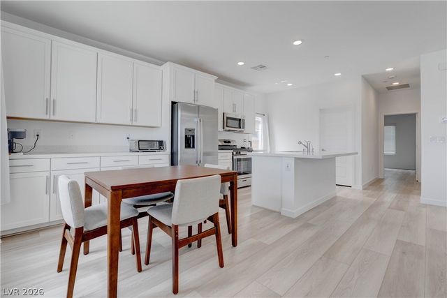 904 Kings Cliff Lane, Las Vegas, NV 89138