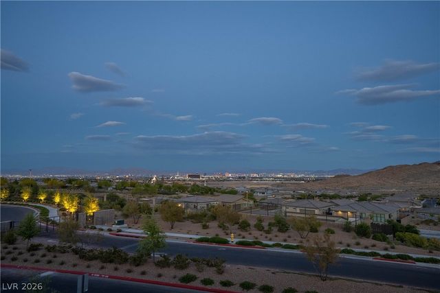 904 Kings Cliff Lane, Las Vegas, NV 89138