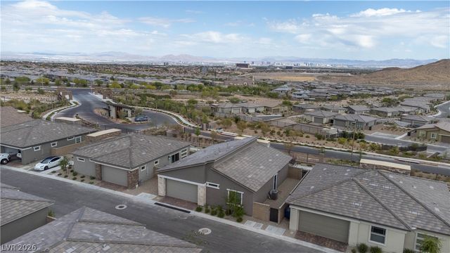 904 Kings Cliff Lane, Las Vegas, NV 89138