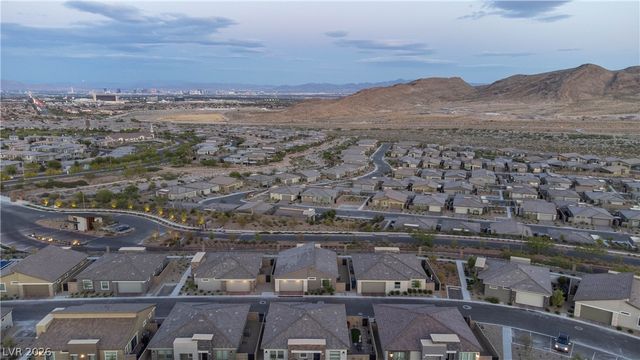 904 Kings Cliff Lane, Las Vegas, NV 89138