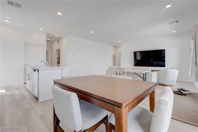 904 Kings Cliff Lane, Las Vegas, NV 89138