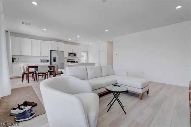 904 Kings Cliff Lane, Las Vegas, NV 89138