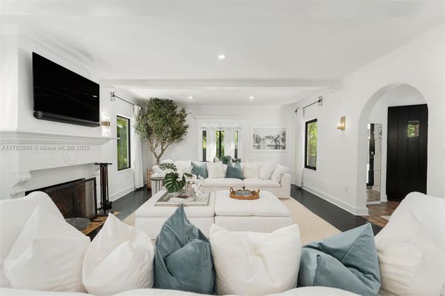 4430 Alton Rd, Miami Beach, FL 33140