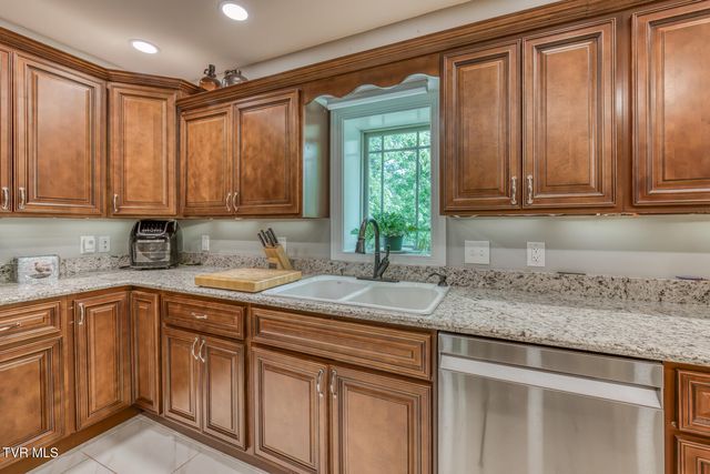 191 Tn-143, Roan Mountain, TN 37687