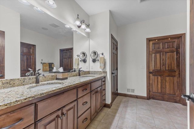 5465 S Baneberry COURT, New Berlin, WI 53146