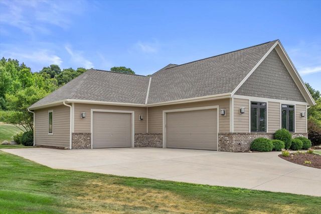 5465 S Baneberry COURT, New Berlin, WI 53146