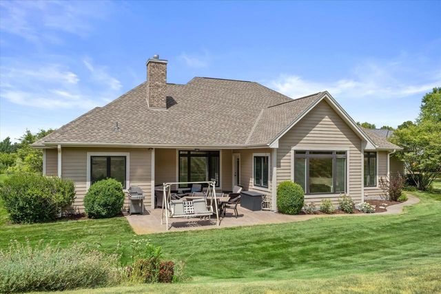 5465 S Baneberry COURT, New Berlin, WI 53146