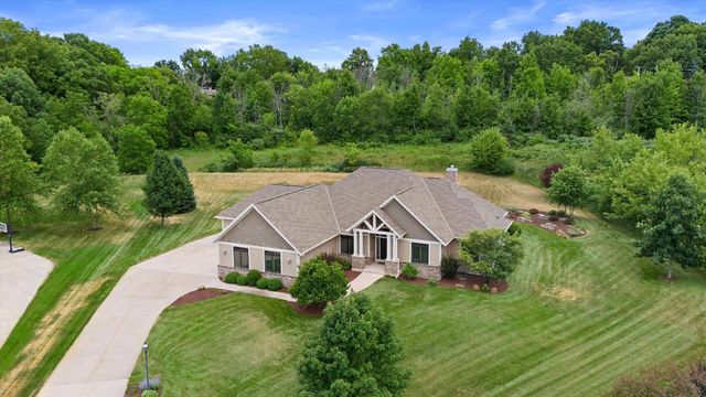 5465 S Baneberry COURT, New Berlin, WI 53146