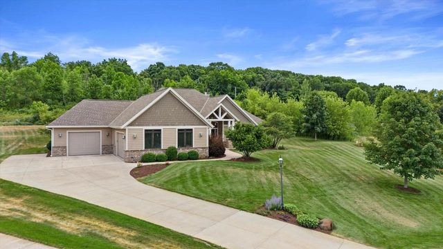 5465 S Baneberry COURT, New Berlin, WI 53146