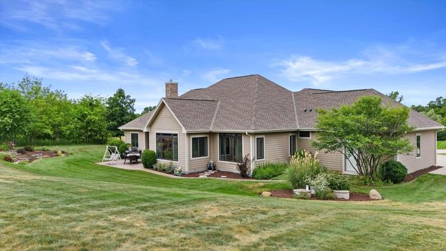 5465 S Baneberry COURT, New Berlin, WI 53146