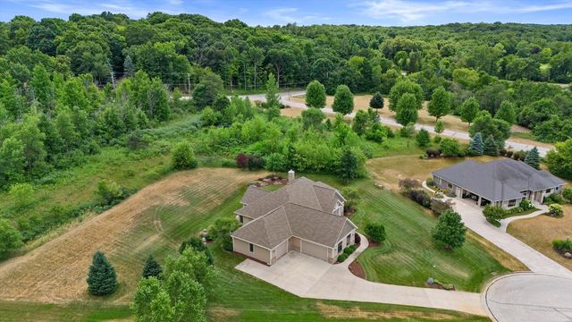 5465 S Baneberry COURT, New Berlin, WI 53146