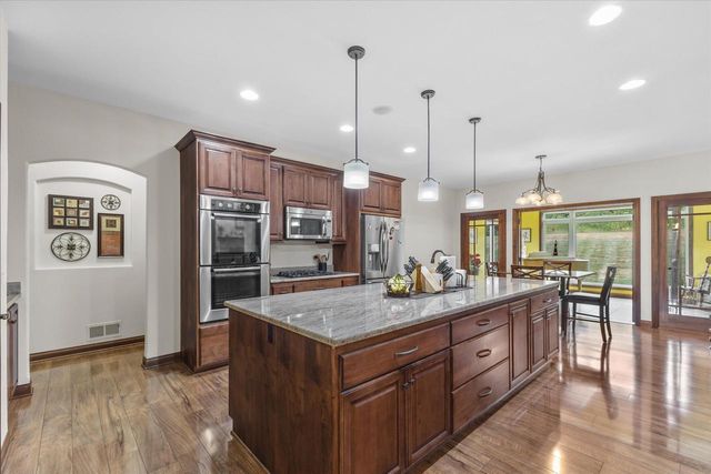 5465 S Baneberry COURT, New Berlin, WI 53146