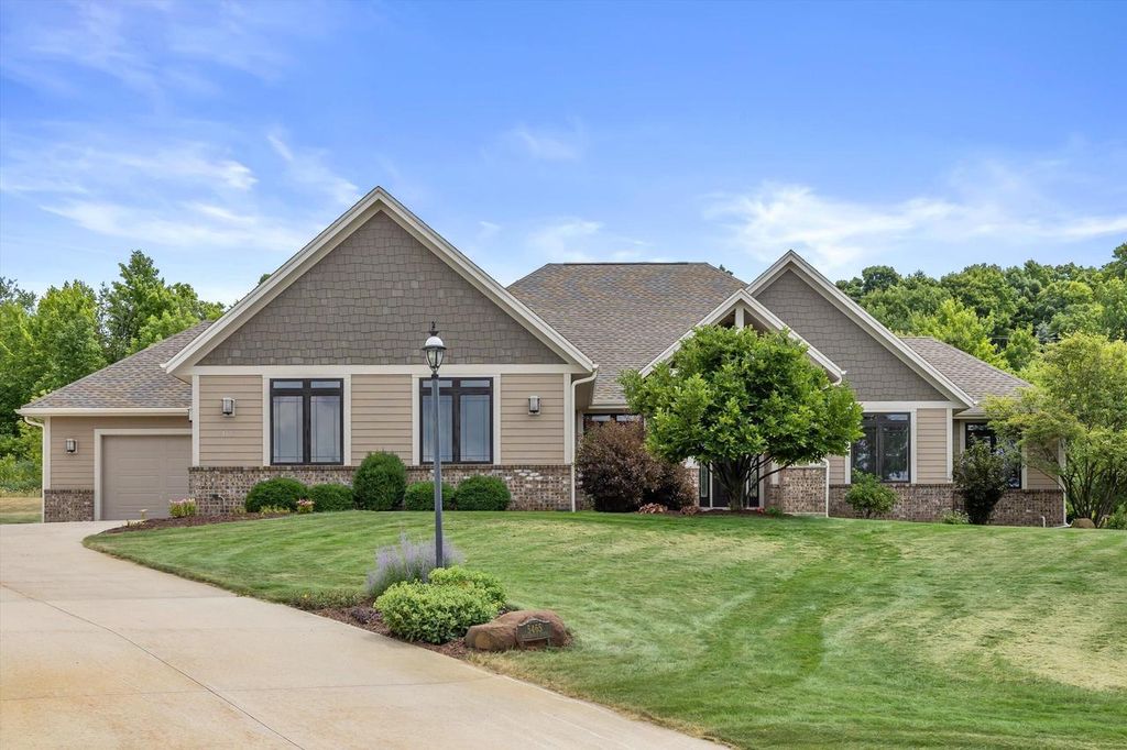 5465 S Baneberry COURT, New Berlin, WI 53146