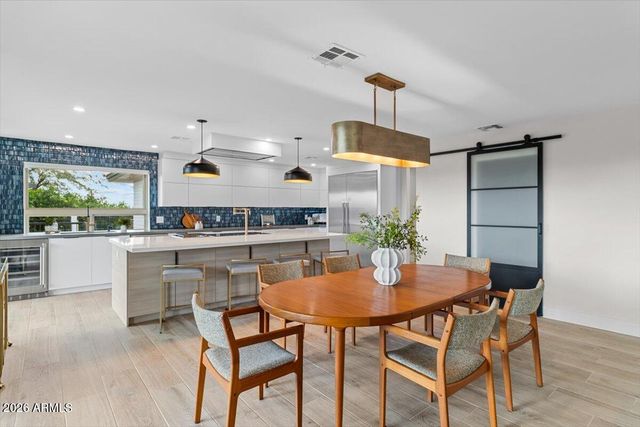 15615 N 8TH Place, Phoenix, AZ 85022