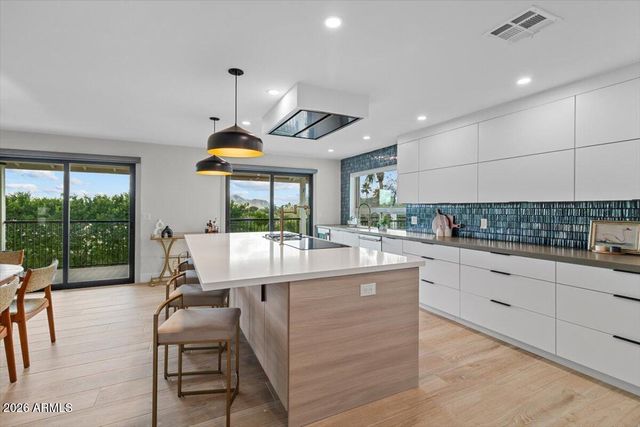 15615 N 8TH Place, Phoenix, AZ 85022