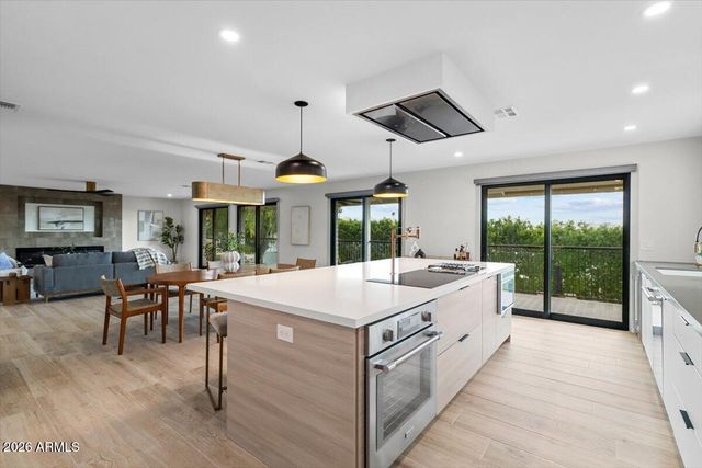 15615 N 8TH Place, Phoenix, AZ 85022