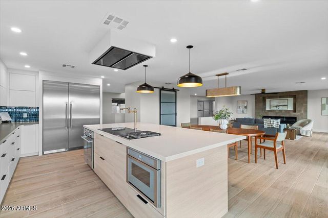 15615 N 8TH Place, Phoenix, AZ 85022