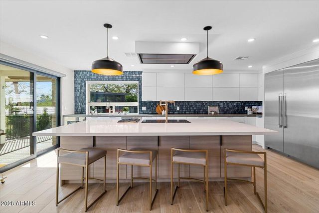 15615 N 8TH Place, Phoenix, AZ 85022