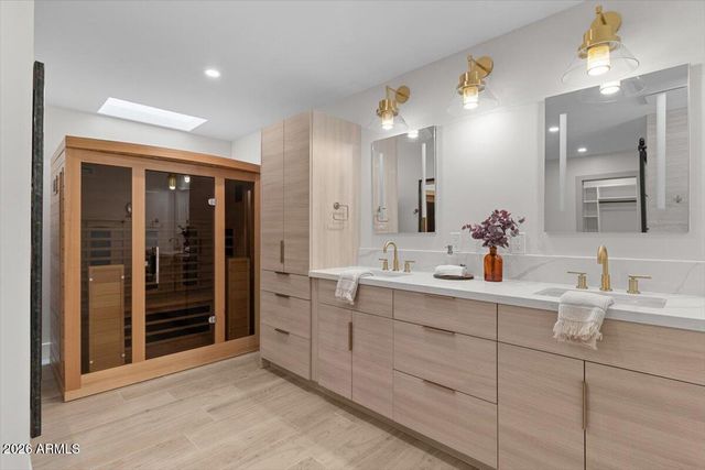 15615 N 8TH Place, Phoenix, AZ 85022