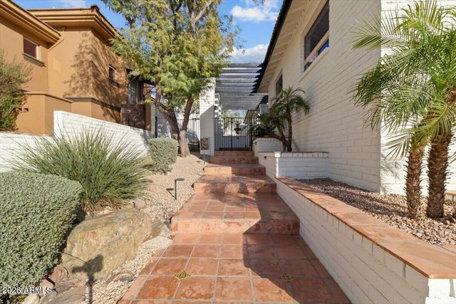 15615 N 8TH Place, Phoenix, AZ 85022