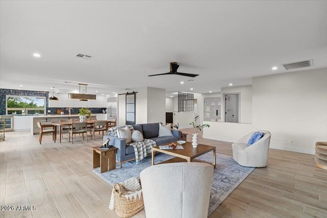 15615 N 8TH Place, Phoenix, AZ 85022