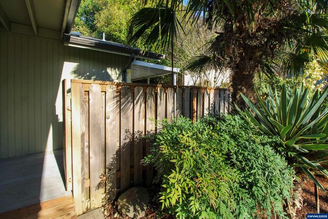 1035 Chestnut St NW, Salem, OR 97304