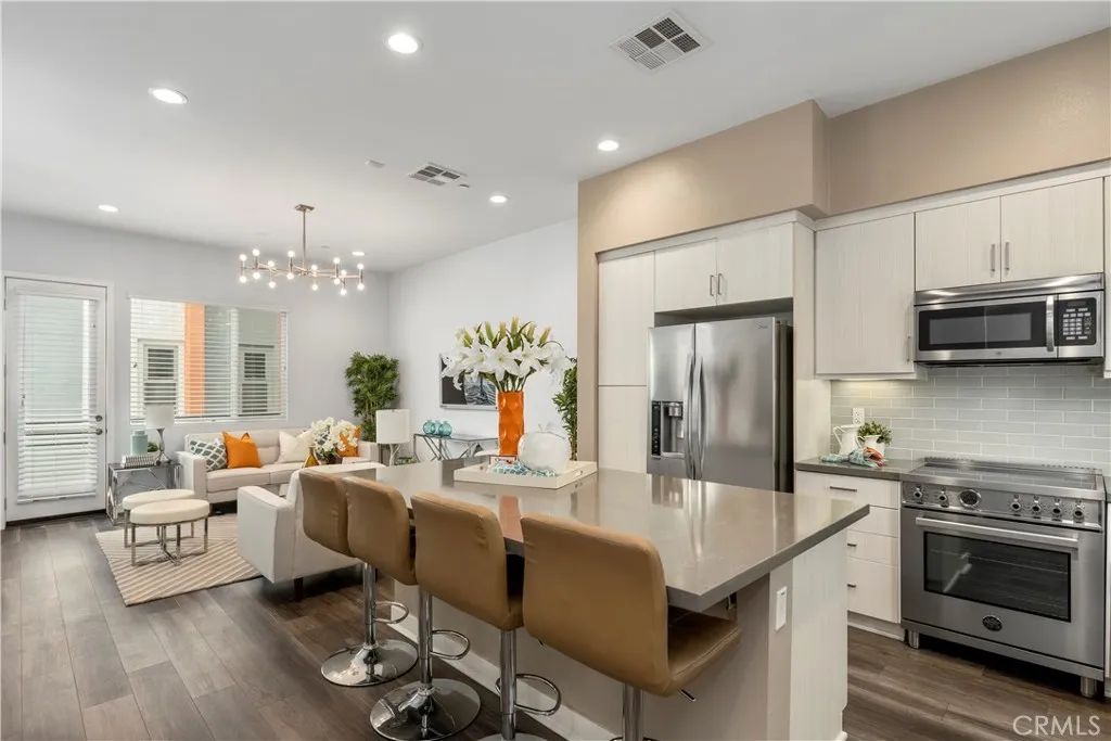 231 Elm Avenue, Long Beach, CA 90802