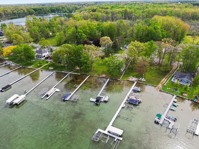 50085 E Lake Shore Drive, Dowagiac, MI 49047