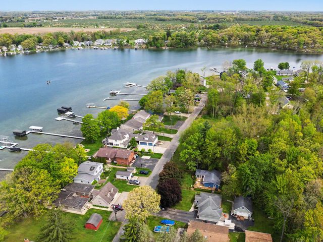 50085 E Lake Shore Drive, Dowagiac, MI 49047