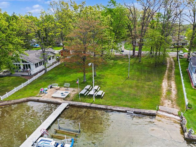50085 E Lake Shore Drive, Dowagiac, MI 49047