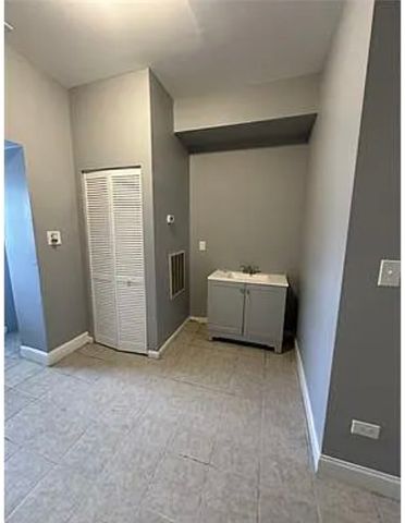 6444 S Eberhart Avenue, Chicago, IL 60637