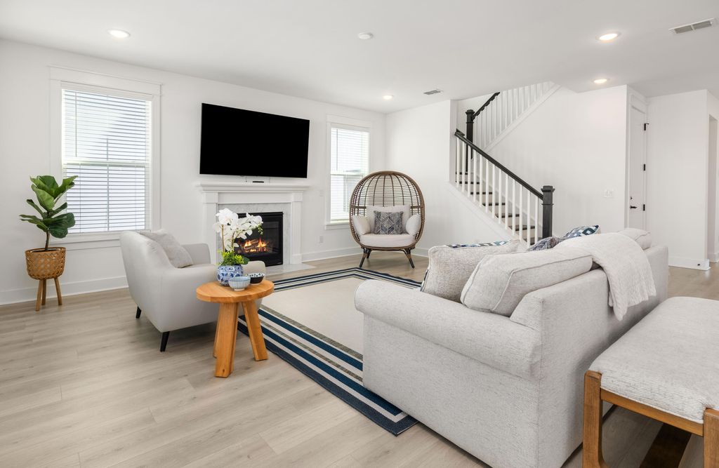 Image 10 of property listing at 1562 N Lakeshore Drive, Mount Pleasant, SC 29466