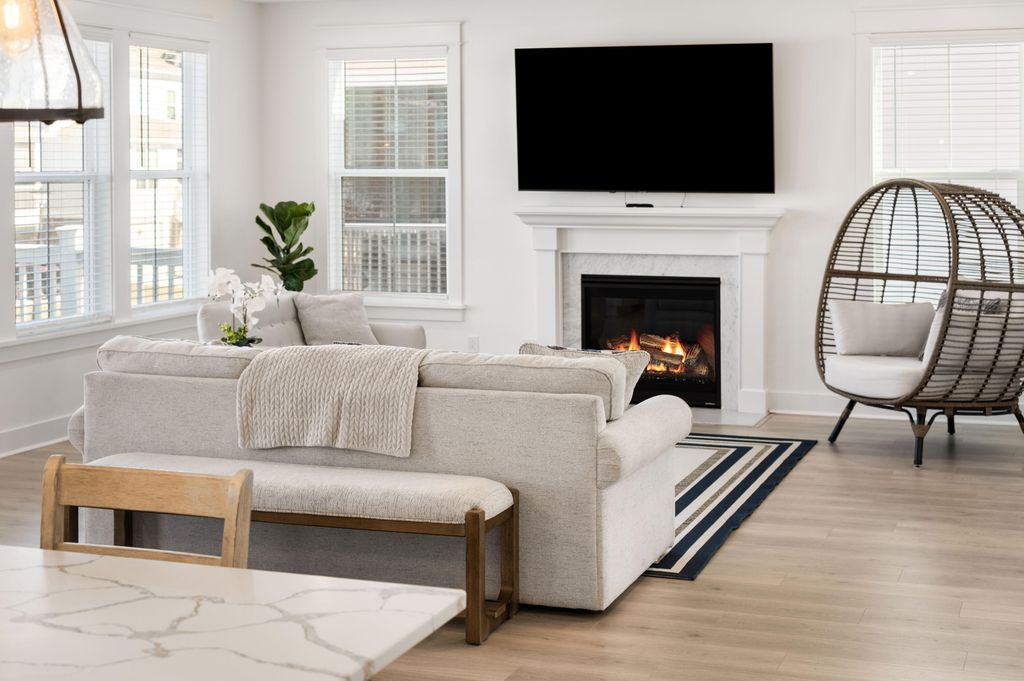 Image 11 of property listing at 1562 N Lakeshore Drive, Mount Pleasant, SC 29466