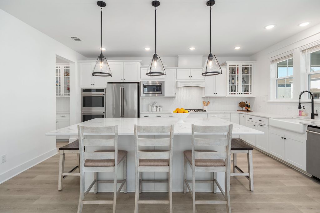 Image 13 of property listing at 1562 N Lakeshore Drive, Mount Pleasant, SC 29466