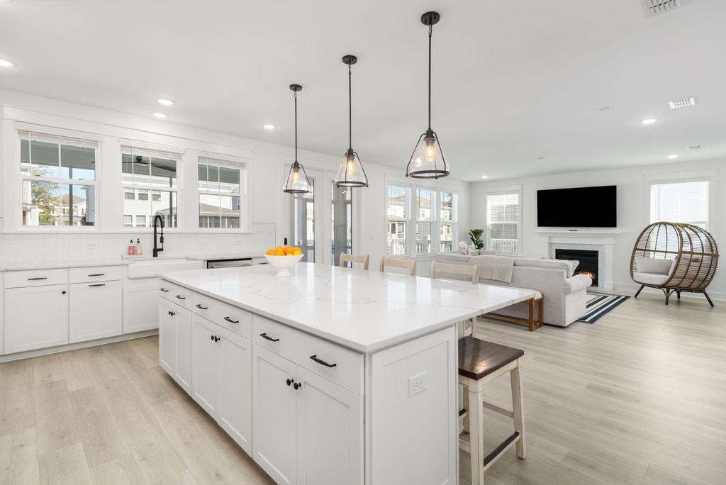 Image 19 of property listing at 1562 N Lakeshore Drive, Mount Pleasant, SC 29466