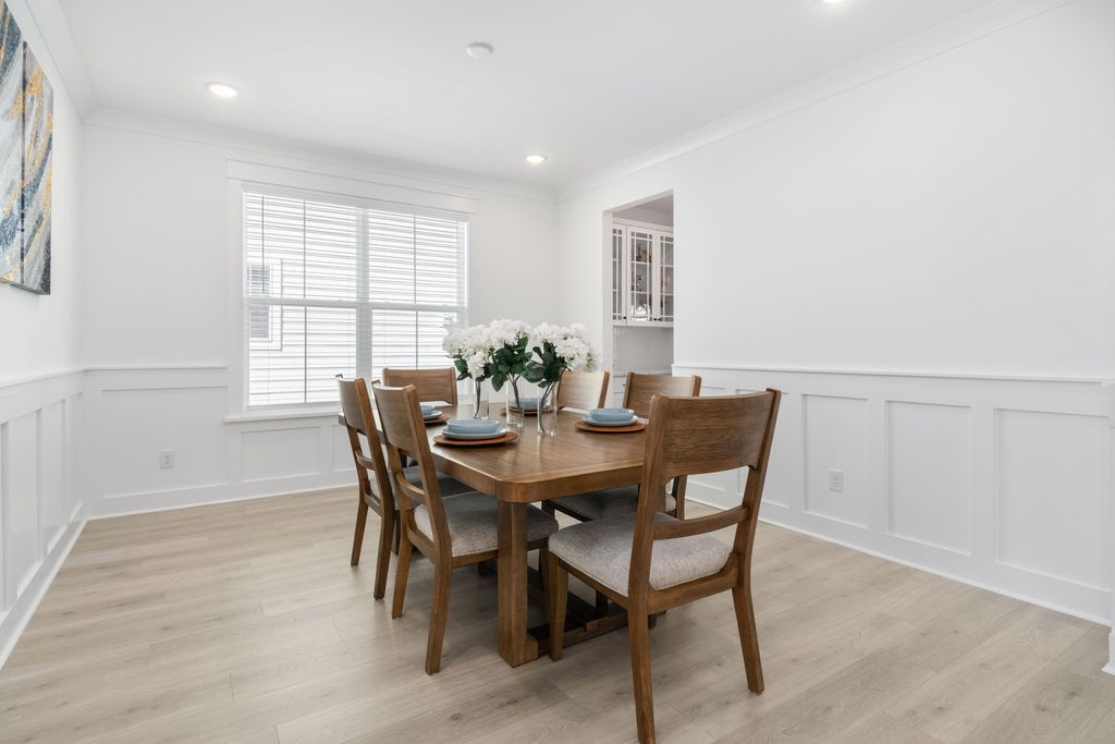 Image 22 of property listing at 1562 N Lakeshore Drive, Mount Pleasant, SC 29466